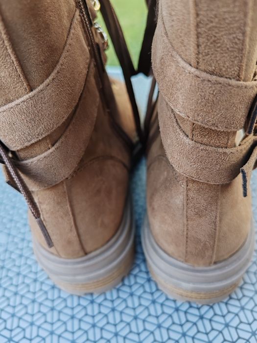 Botas em pele, com correntes douradasNovas 39