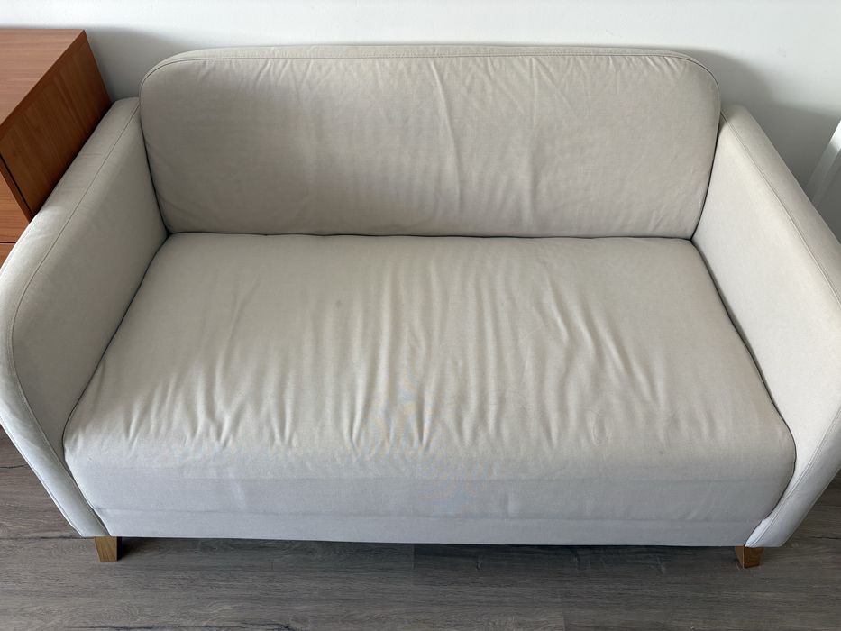 Sofá bege de 2 lugares