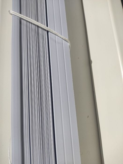 Горизонтальні пластикові жалюзі білі /світло-сірі/ 55 на 130/65 на 140