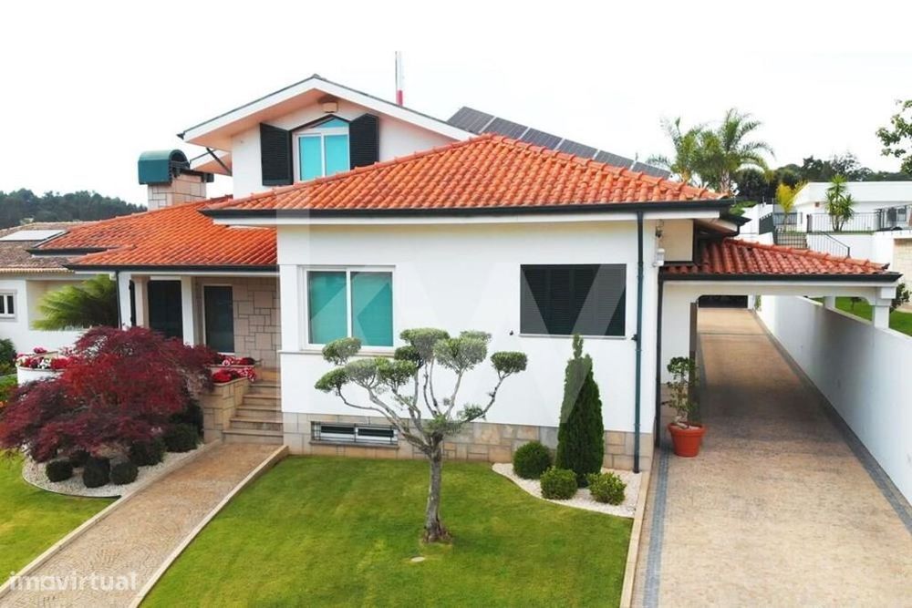 Detached House with 2 Floors in Jovim, Gondomar, Featuring a Swimming Pool, Garage, and Garden