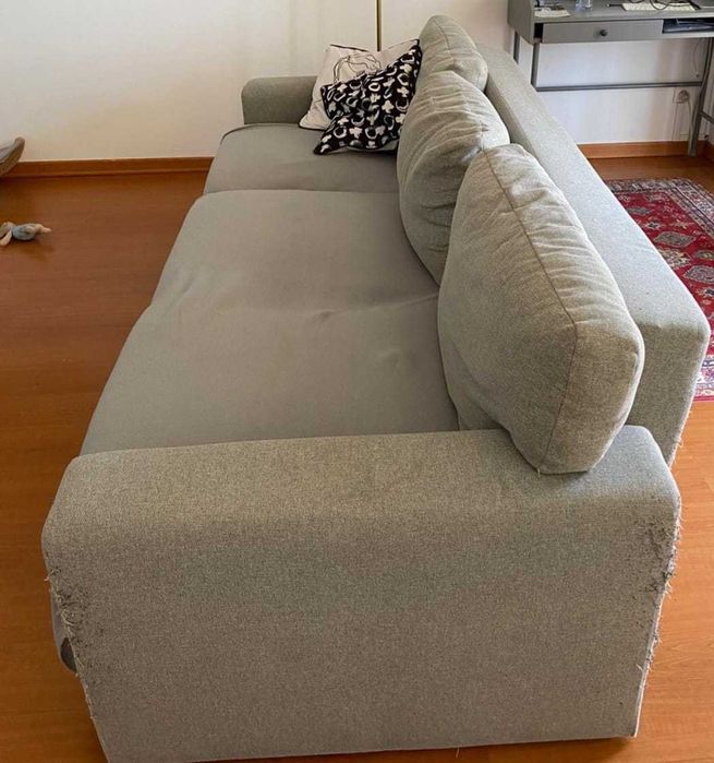 Vendo sofá cama . Transporte a cargo do comprador