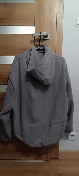 Jasnoszara bluza z kapturem