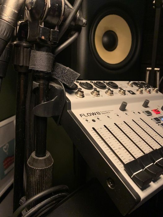 Behringer Flow 8 z dedykowanym uchwytem Flow Clamp