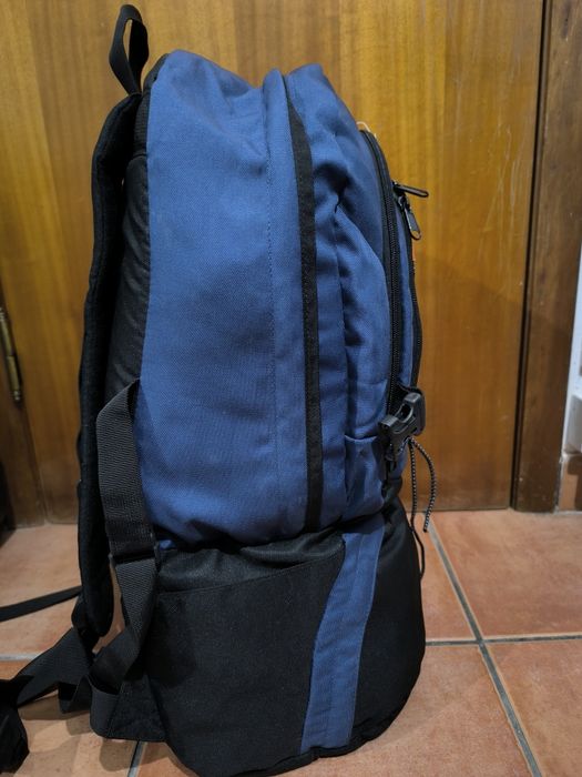 Mochila azul e preta nova