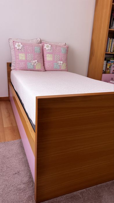Cama individual em madeira maciça com 3 gavetões + colchão, estrado, colcha e almofadas