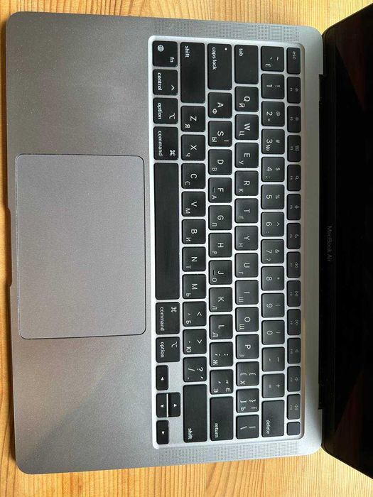 Продаю MacBook Air 13" (2020, M1)