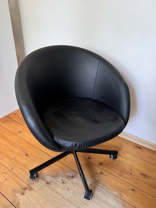 Nowoczesne krzesło obrotowe IKEA – czarne, designerskie