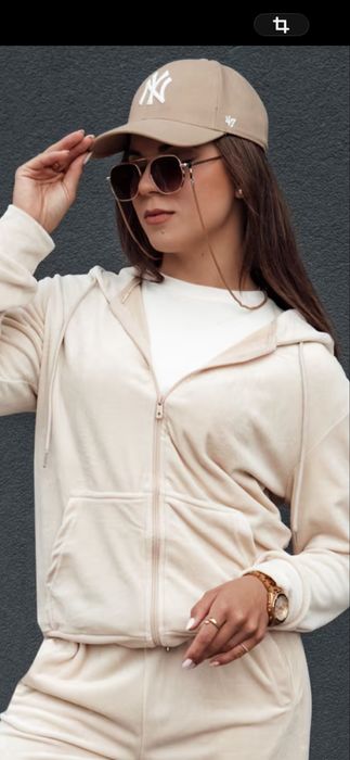 Dres welurowy w kolorze morelowym