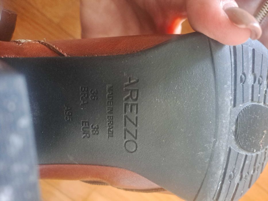 Botas castanho em pele - AREZZO