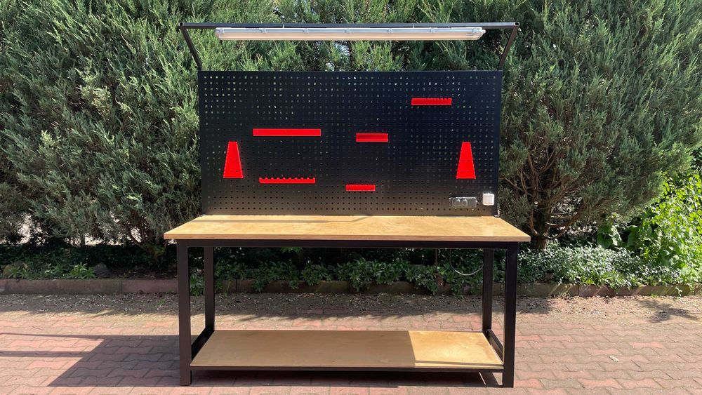 Stół warsztatowy z tablicą i lampą LED. Zawieszki, gniazda 230V