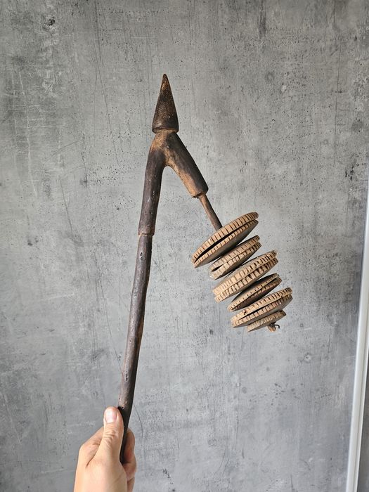 Stary afrykański instrument grzechotka Sistrum.