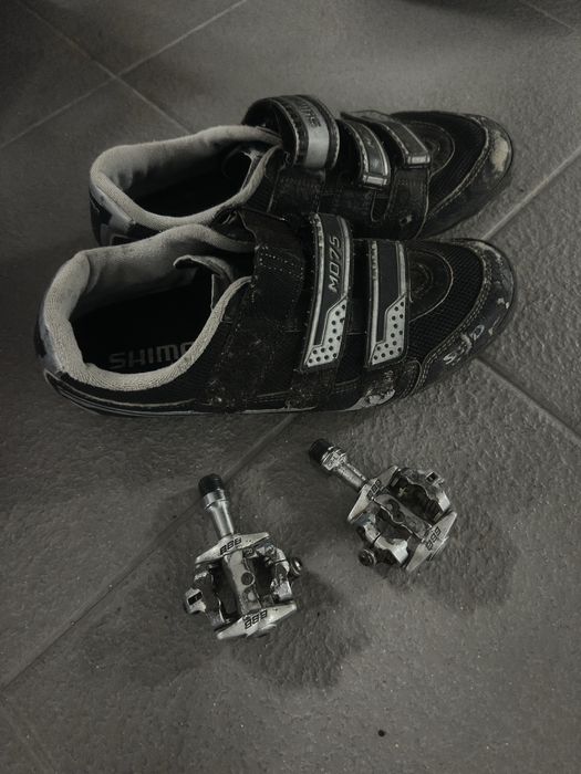 Pedais de bicicleta e sapatos