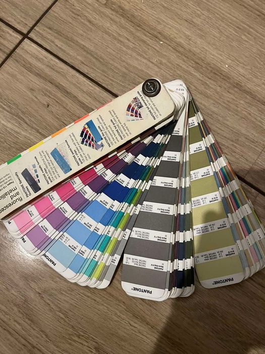 Продам віяло Pantone