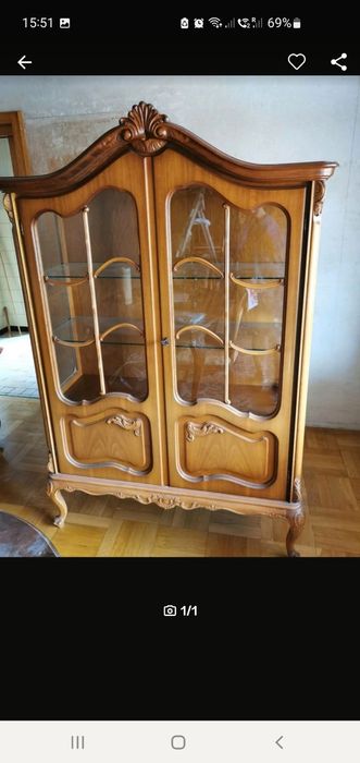 Drewniana witryna w stylu ludwikowskim