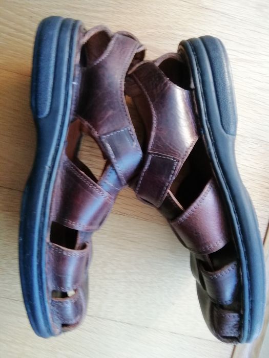 Sandália n. 41 e Sapatos pretos n. 9, para homem