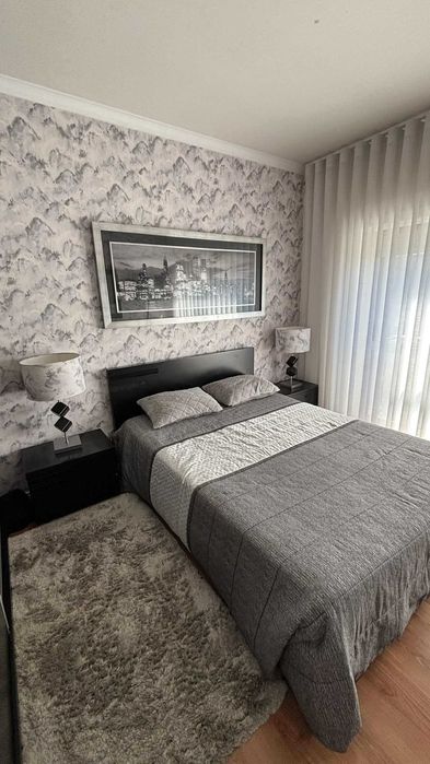 Quarto mobilado completo, com tudo incluído, apresenta sinais de uso