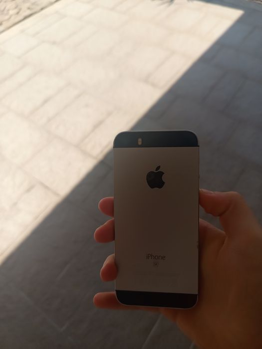 iPhone SE quase novo