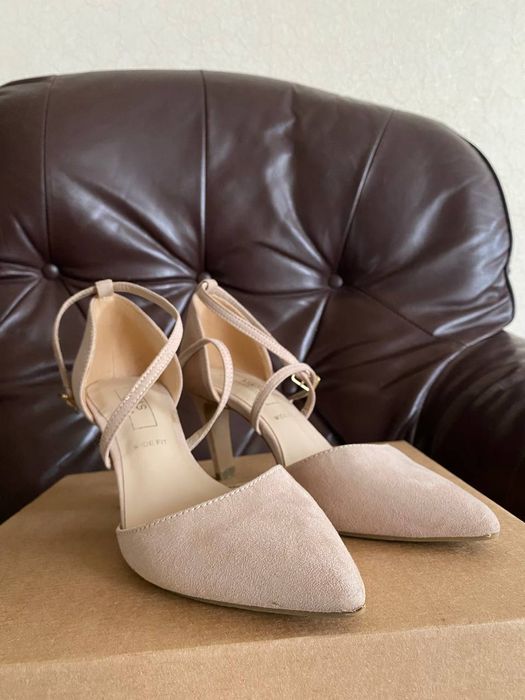 Туфлі босоніжки на каблуку бежеві 36 розмір