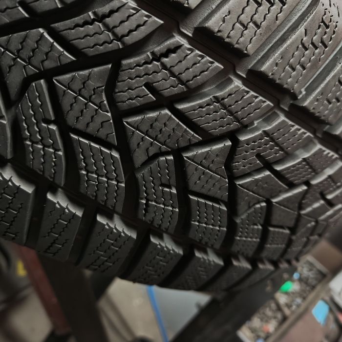 205/60/16 XL Sprzedam parę opon zimowych Dunlop