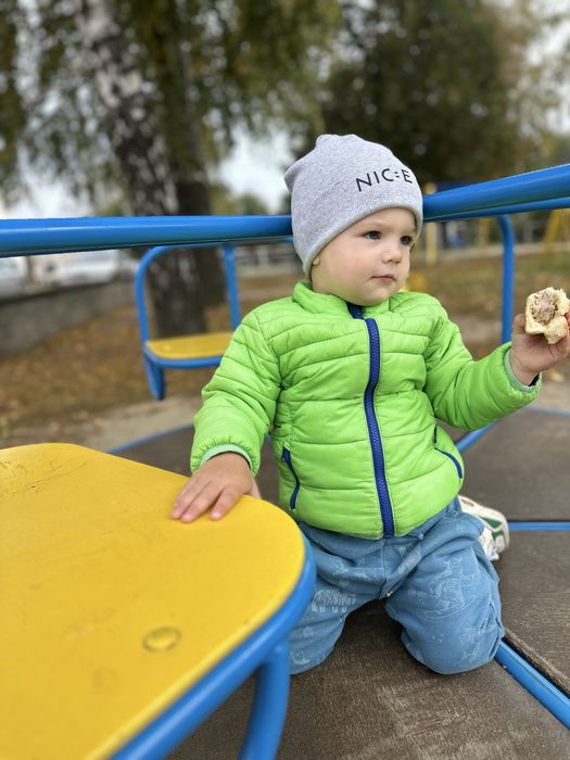 Продам куртку весна 100 грамовка