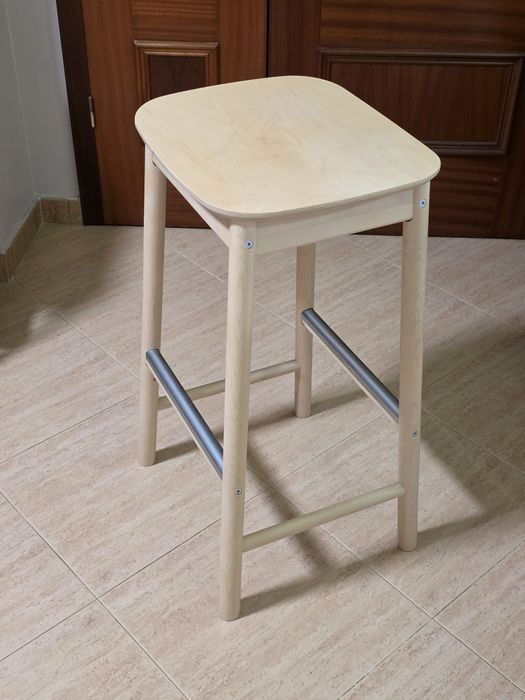 Banco alto estilo Escandinavo