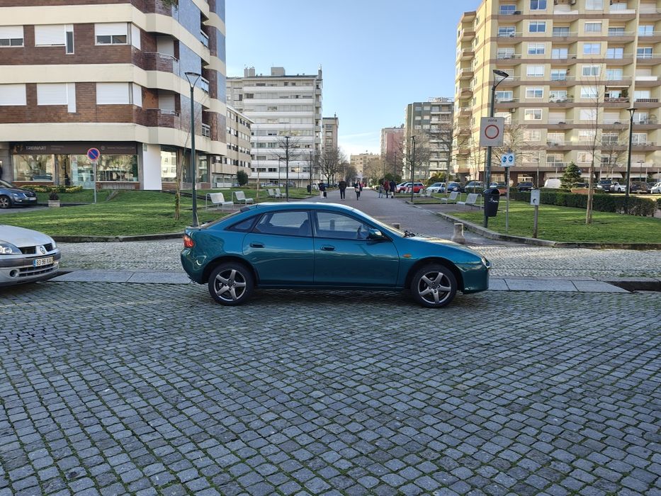 Mazda 322 F japonês