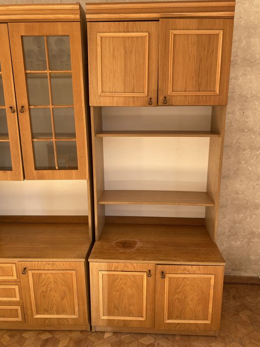 Stylowy regał retro – solidny, zadbany, z dużym potencjałem