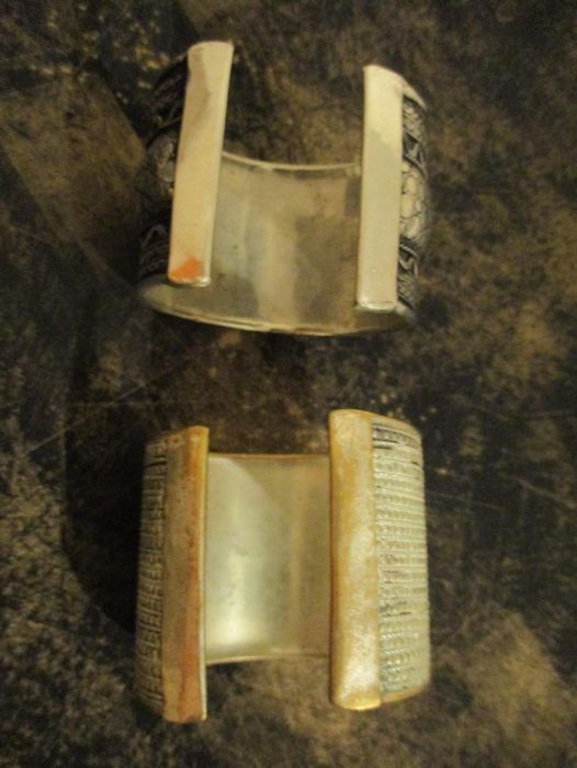 pulseiras largas prateadas