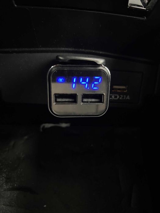 Ładowarka samochodowa USB x2 do gniazda zapalniczki. Wyświetlacz.