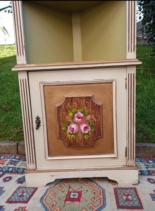 Móvel de canto em madeira com pintura artesanal,
Medidas:168/57/34cm
E