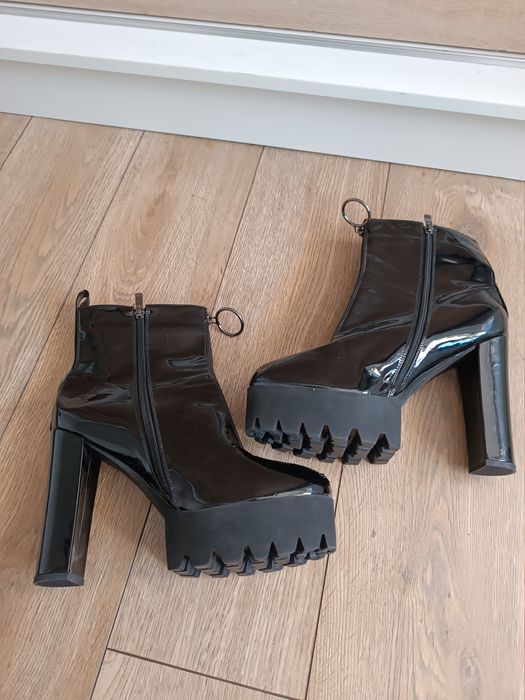 Czarne lakierowane botki na obcasie