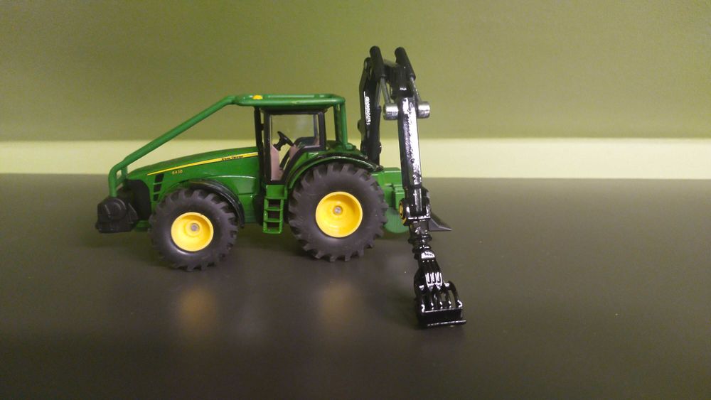 Siku traktor leśny John Deere 1 50
