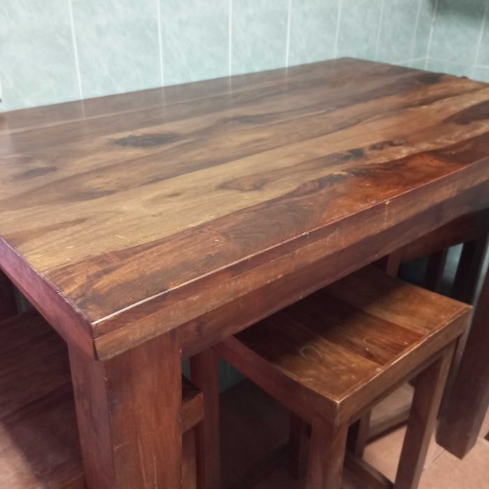 Mesa de madeira com cadeira