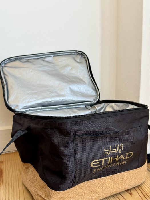 Lancheira térmica Etihad Engineering