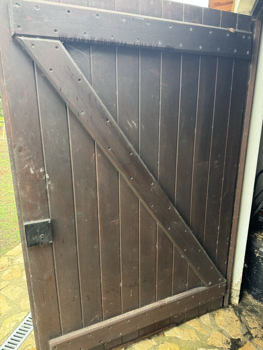 Portao em madeira 2m/1,40m