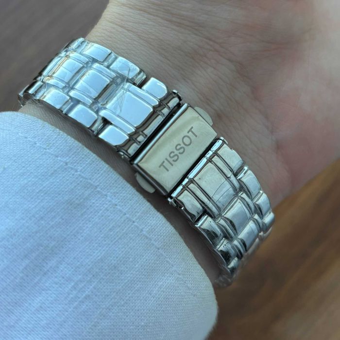 Чоловічий годинник Tissot на браслеті срібного кольору з датою | 43 mm
