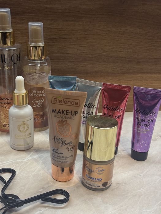 Zestaw kosmetykow do pielegnacji / kosmetykow / mgiełek