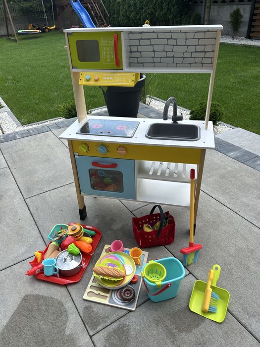 Kuchnia dla dzieci wraz z akcesoriami, zestaw do sprzątania, granki