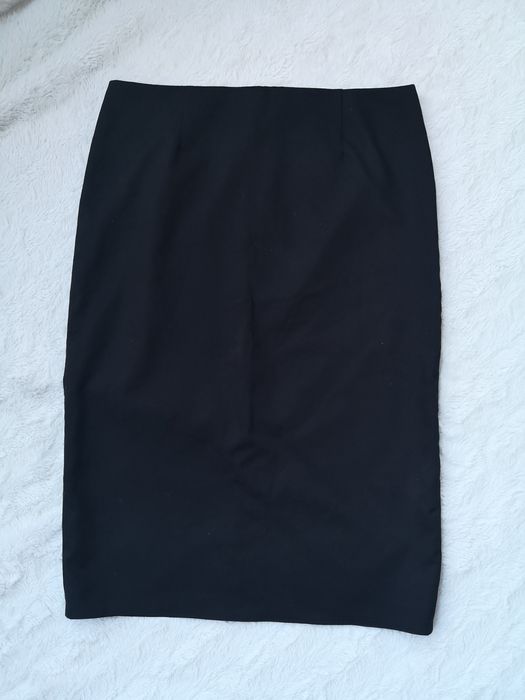 Чорна класична спідниця-олівець