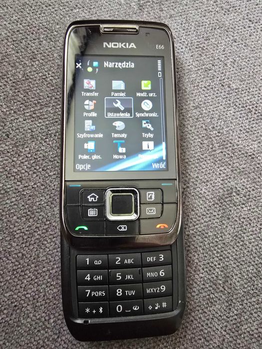 Bardzo ładna Nokia E66 100% sprawna z oryginalną ładowarką!!