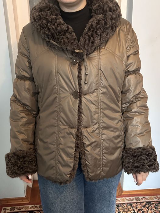 Жіноча зимова тепла куртка з хутряним коміром та манжетами