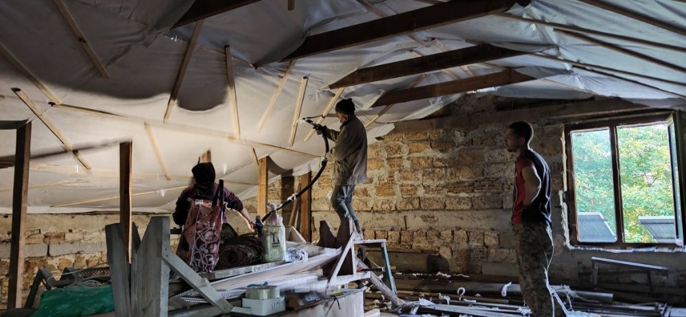 Утеплення повітряного прошарку Будинки рідким пінопластом (Дах, Стелі)