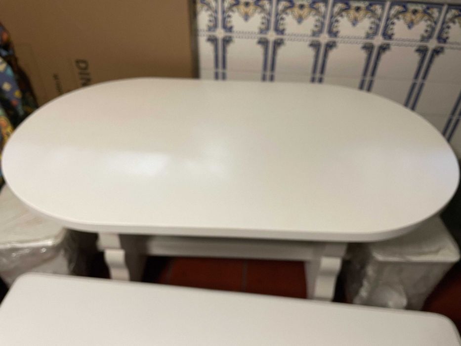 Mesa de madeira macica lacada c/bancos e cadeiras