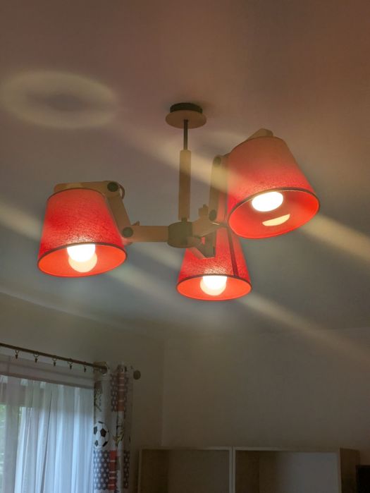 Żyrandol trzypunktowy.