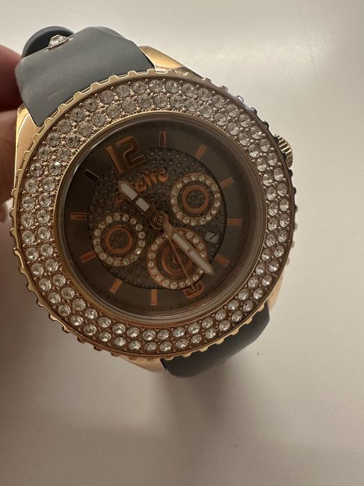 Relógio rosa e cinza