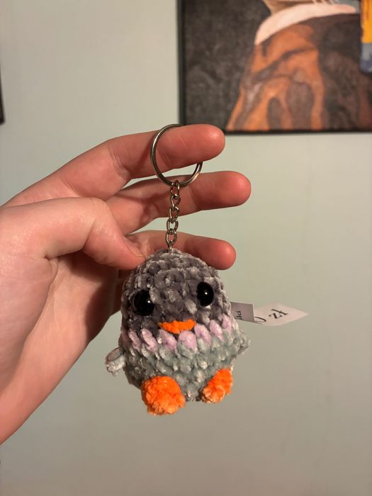 Mini pluszowy gołąb na szydełku - jasnofioletowy pasek