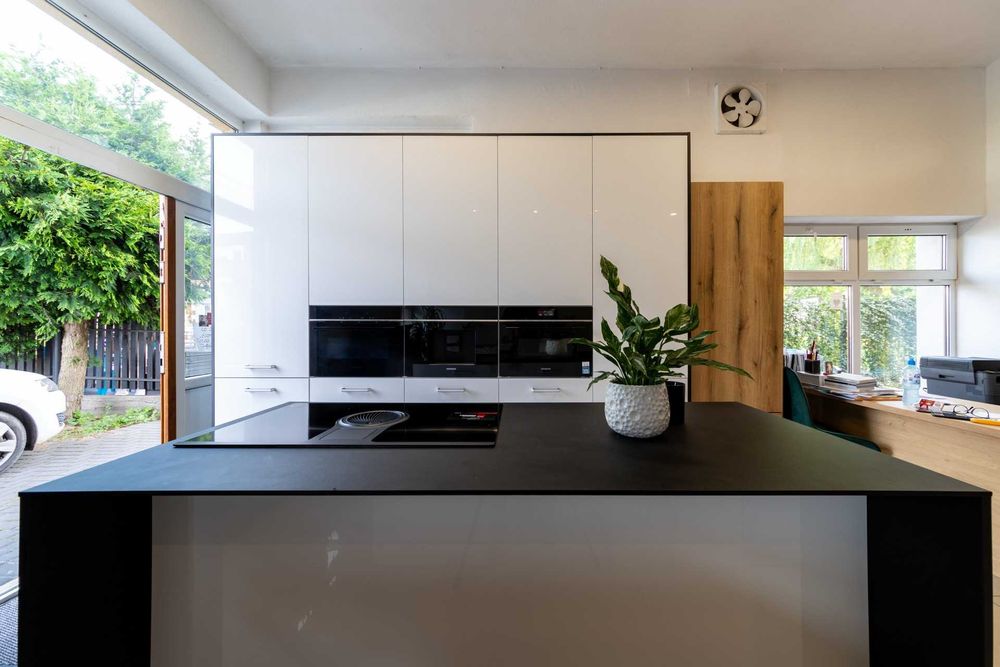 Kuchnia z ekspozycji. akryl w połysku