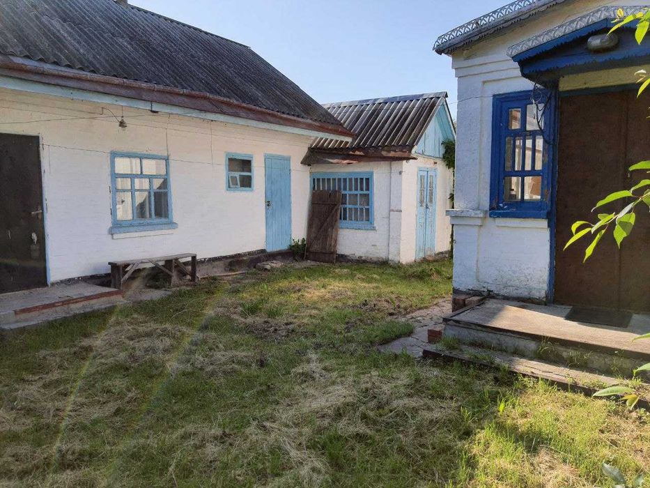 Продам будинок біля озера із земельною ділянкою (центр)