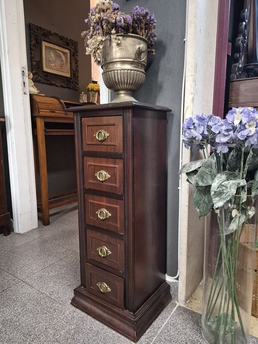 Gaveteiro em madeira maciça estilo clássico.