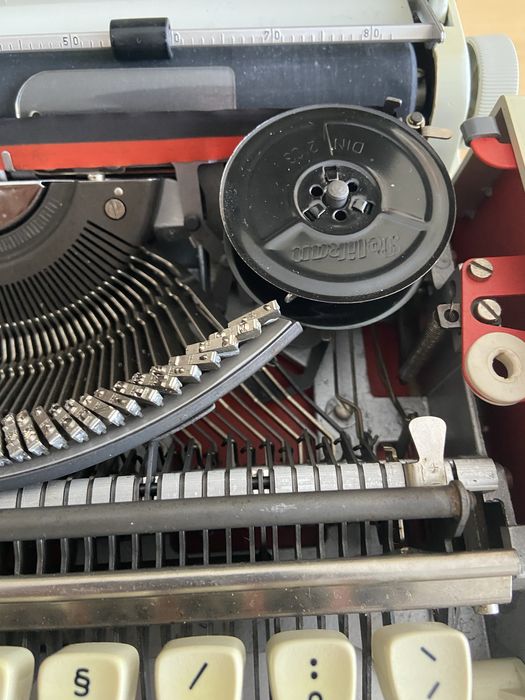 Maquina escrever Olympia Traveler De Luxe